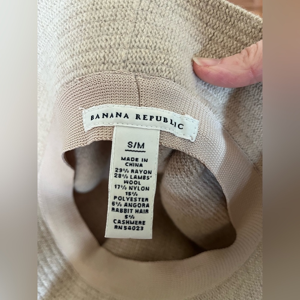 Banana Republic woman’s oatmeal bucket hat in S/M - Picture 4 of 7